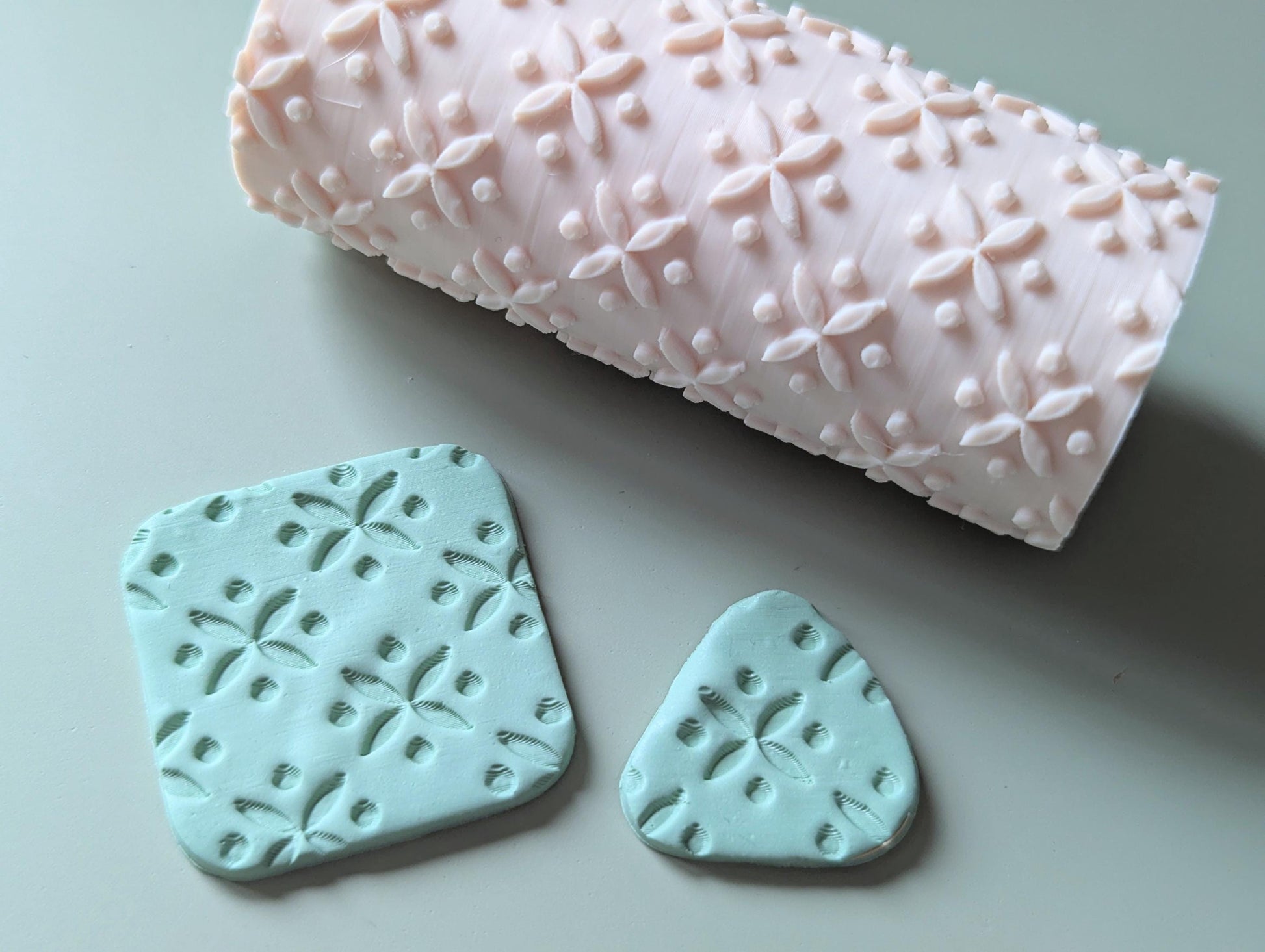 Retro flower dot seamless pattern polymer clay hand roller embossing set